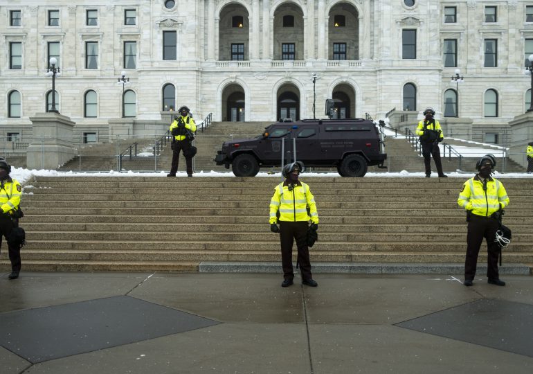 Un hombre fuertemente armado es arrestado cerca del Capitolio de EEUU