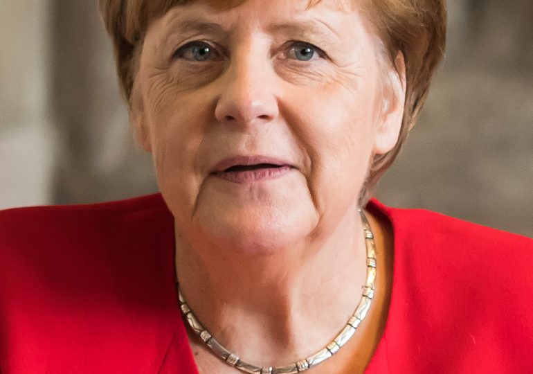 Merkel considera "problemática" la suspensión de la cuenta Twitter de Trump