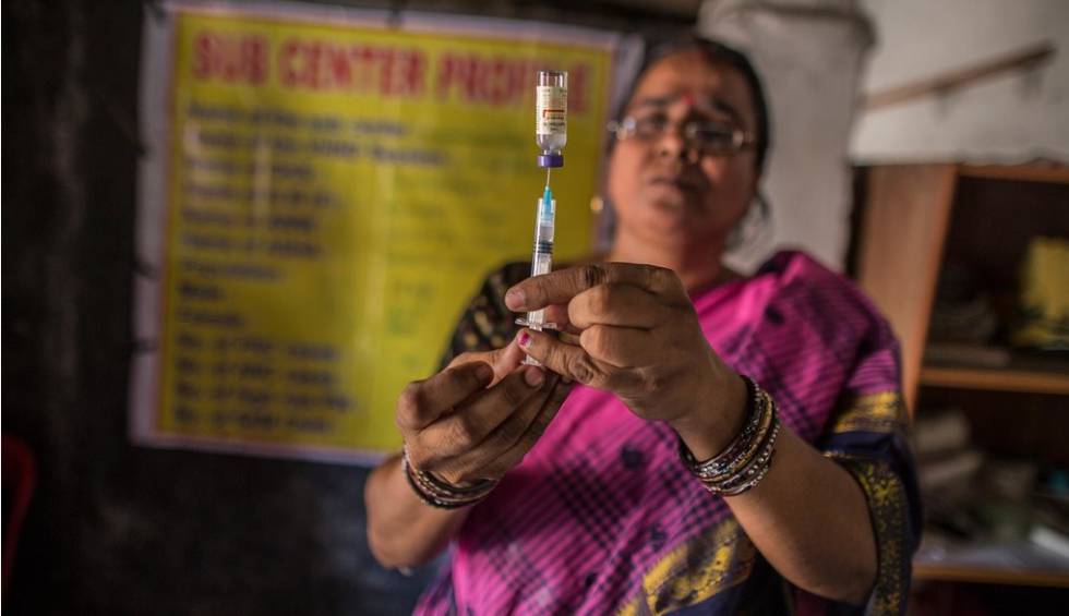 India abre la vía a gigantesca campaña de vacunación en pleno combate mundial contra el virus