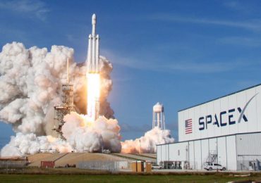 Cohete de SpaceX despliega una carga récord de satélites