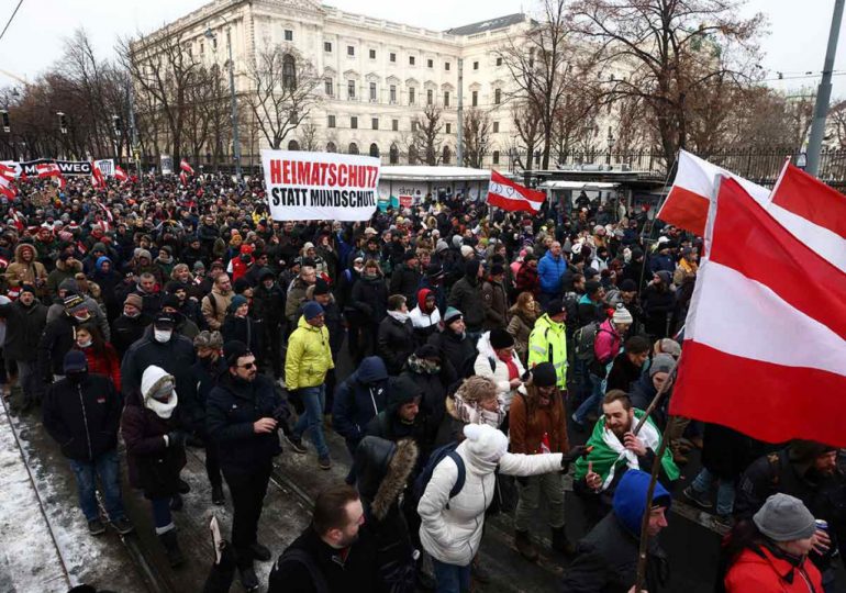 Manifestación en Austria contra medidas anticovid, pese a estar prohibida