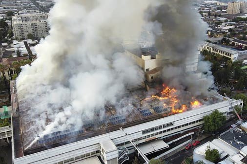 Incendio en hospital de Santiago de Chile obliga a evacuar a pacientes