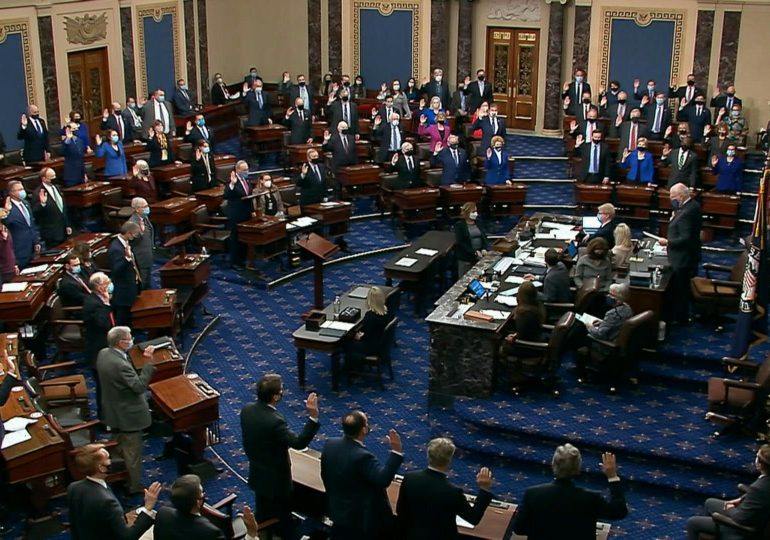 Mayoría de senadores republicanos votan en contra del juicio a Trump