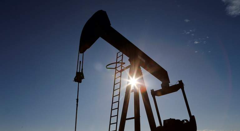 El petróleo comienza el año en verde con la vista puesta en la OPEP+