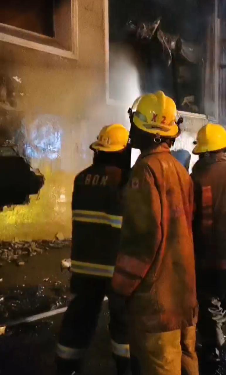 Video | Bomberos continúan sofocando fuego en fábrica de Villa Juana