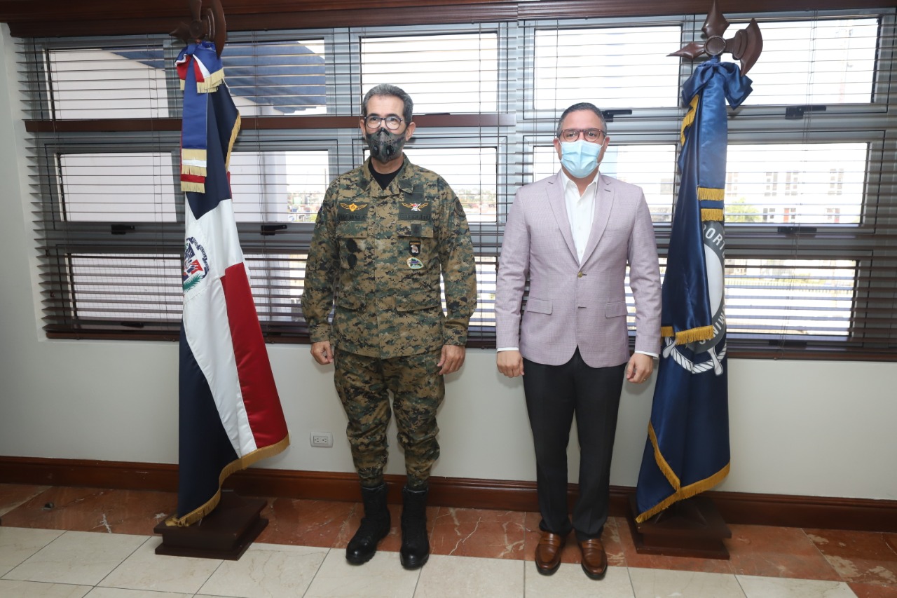 Ministro de Defensa visita sede de Seguridad Portuaria para conocer operaciones estratégicas en protección de puertos y buques