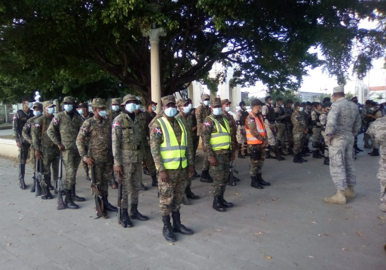 FF.AA. en operativo militar detienen 34 personas por violentar toque de queda en San Cristóbal