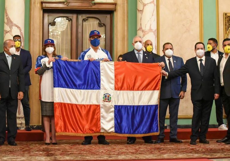 Abinader entrega Bandera Nacional a Águilas Cibaeñas; jugarán en la Serie del Caribe