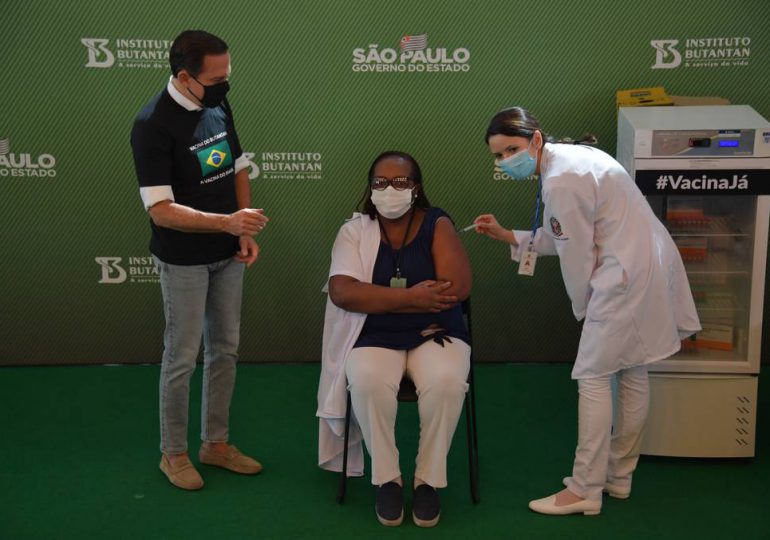 Brasil aplica primera vacuna contra covid-19