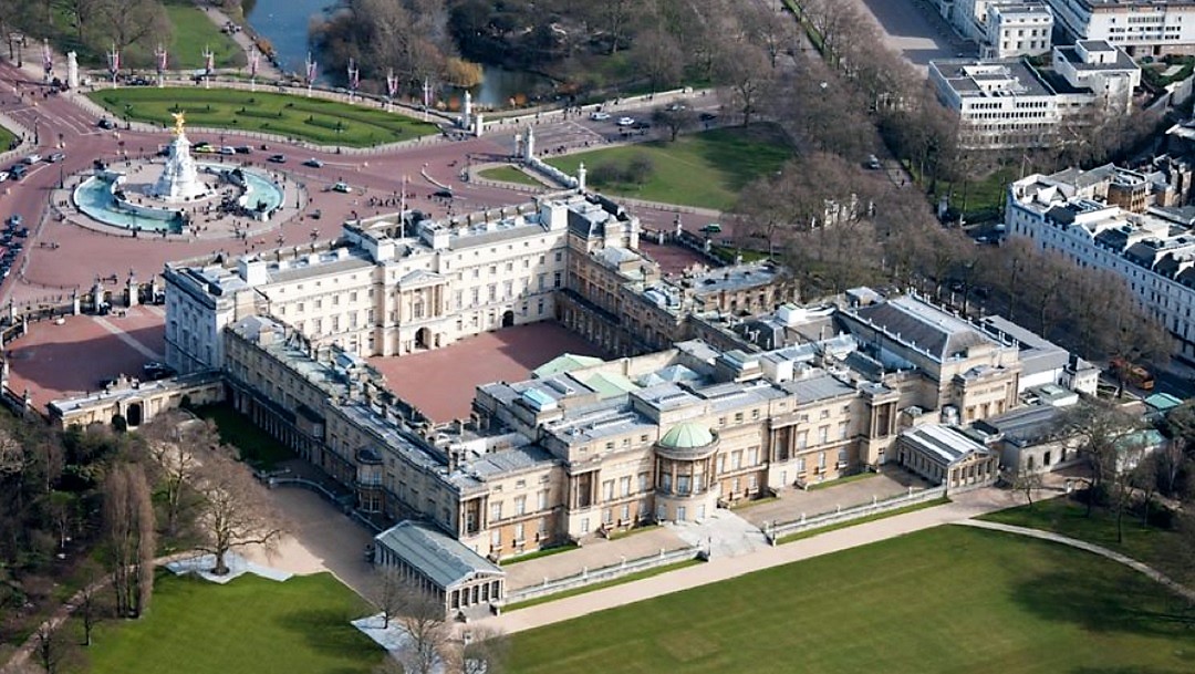 Encarcelan a empleado de la reina Isabel II por robar en el Palacio de Buckingham