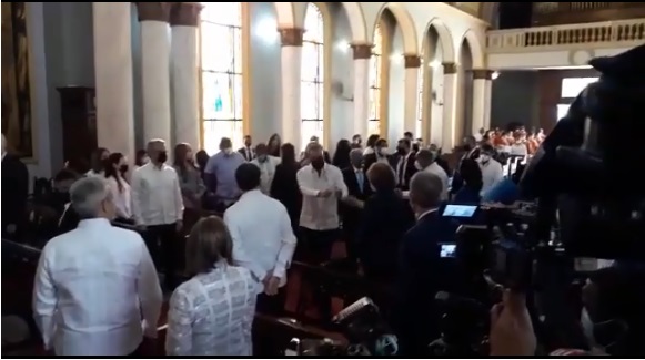 VIDEO | Luis Abinader asiste a la eucaristía por el Día de la Altagracia en la capilla del Palacio Nacional