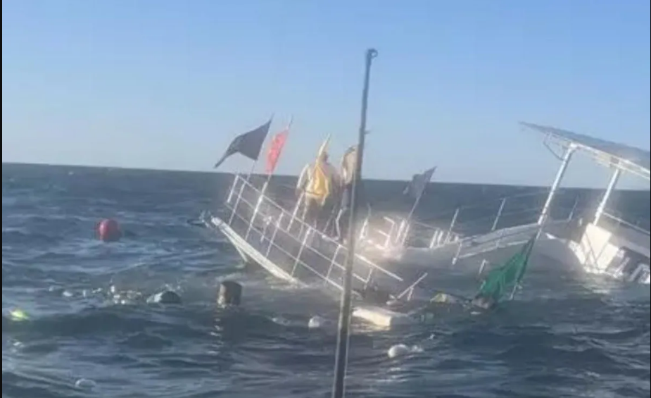 VIDEO | Momento en que una embarcación se hunde con 60 turistas en México