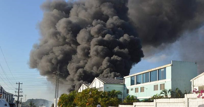 Se registra incendio en fábrica papel de Villa Juana