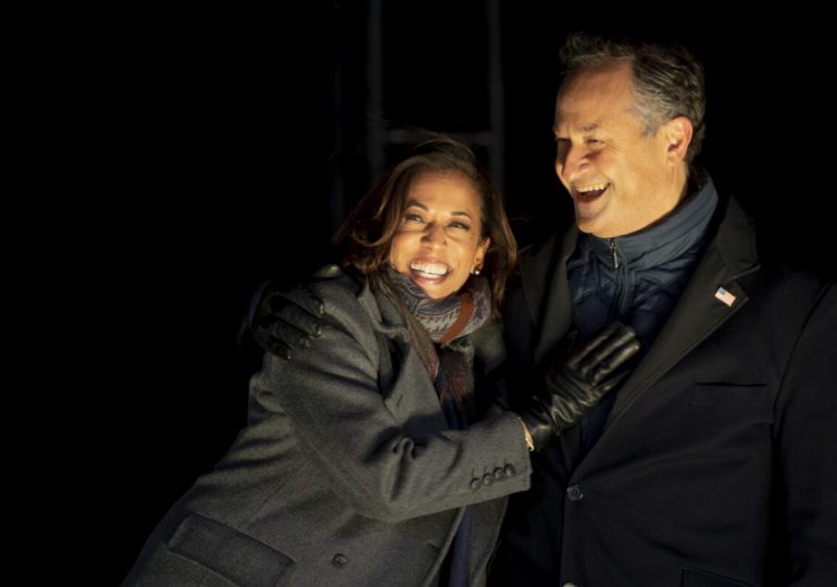 La historia de amor de la vicepresidenta Kamala Harris y su esposo Doug Emhoff