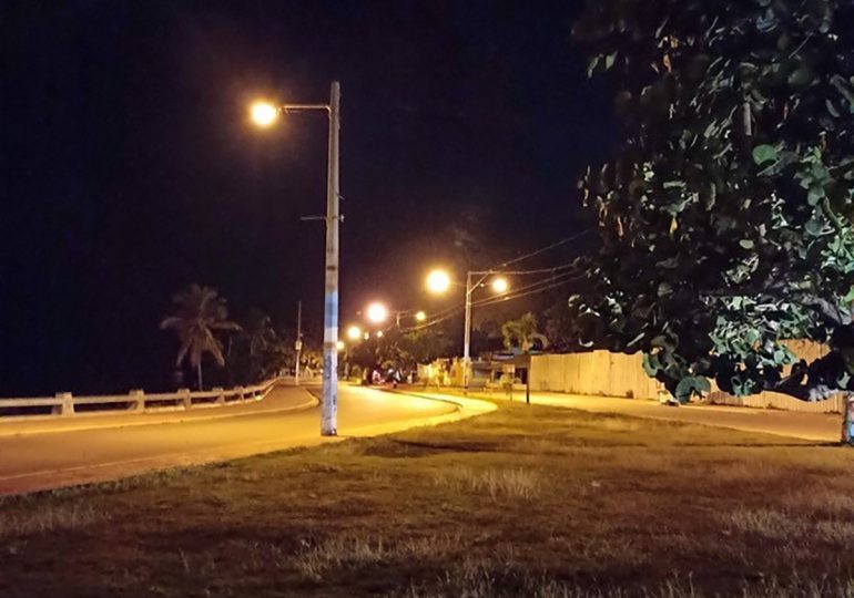 Rehabilitan la iluminación del Malecón de San Pedro de Macorís