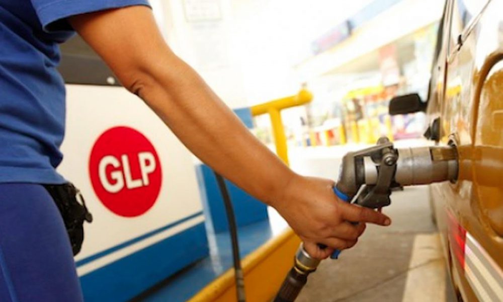 GLP baja 2 pesos y la gasolina mantiene su precio