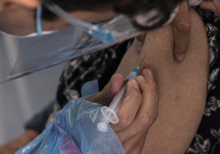 Chile vacuna más de 550.000 personas contra el covid-19 en tres días