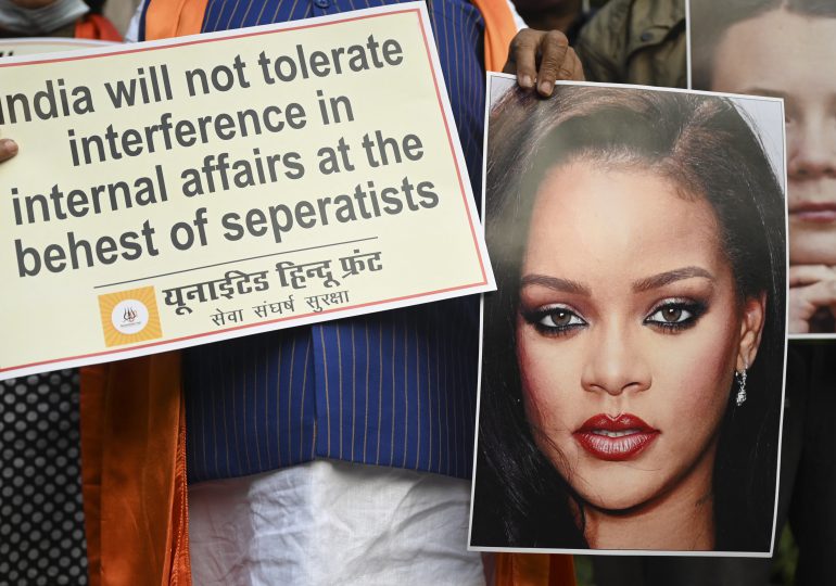 Polémica en India por una foto de Rihanna en toples con una imagen de Ganesh
