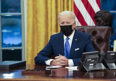Biden inaugura "conversaciones" con una llamada a desempleada de California