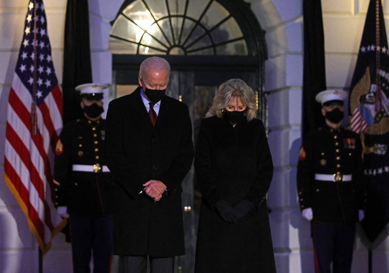 Momento de silencio en la Casa Blanca para recordar  500,000 muertes por COVID-19 en EE.UU