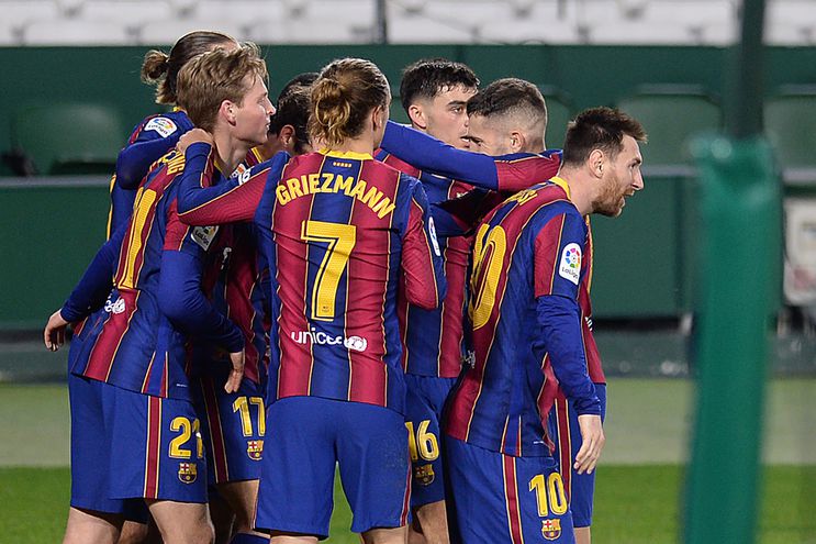 Messi agita al Barcelona en una remontada ante el Betis