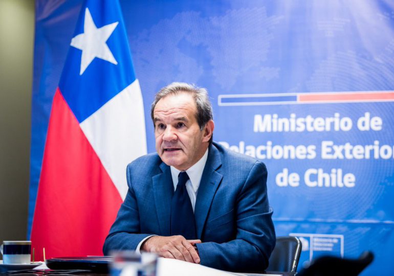 Chile no vacunará contra coronavirus a extranjeros no residentes