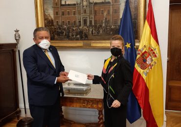 Juan Bolívar Díaz entrega copias de sus Cartas Credenciales como Embajador en España
