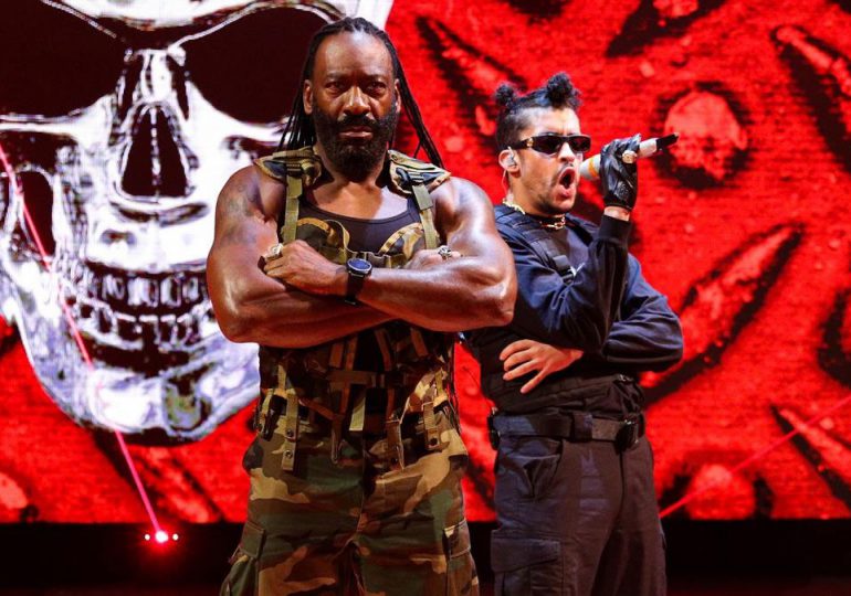 VIDEOS | Bad Bunny se presenta en el WWE Royal Rumble y noquea a dos luchadores