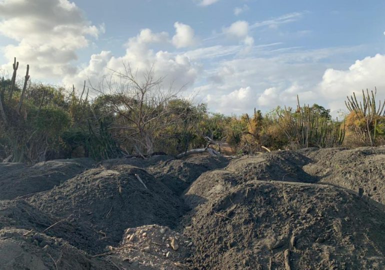 Someten a la justicia a hombre por extracción de arena en zona costera de Baní