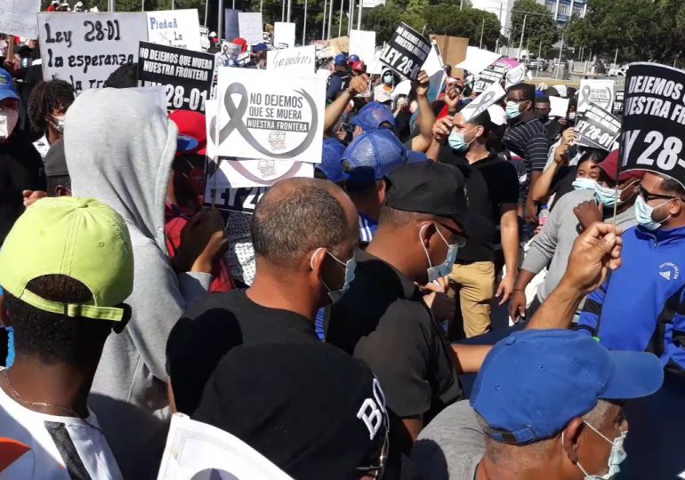 VIDEOS | Multitudinaria marcha frente al Congreso por extensión a la ley e incentivo fronterizo