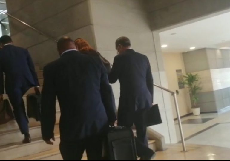 Donald Guerrero llega cargado de documentos a la Procuraduría para continuar interrogatorio
