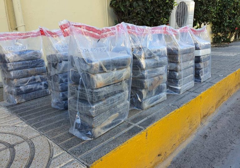 Autoridades decomisan 60 paquetes de presunta cocaína y apresan a cinco personas en SPM