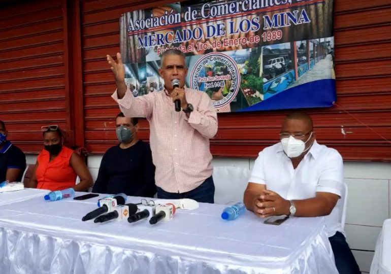 Comerciantes del mercado de Los Mina piden al Gobierno los vacune primero