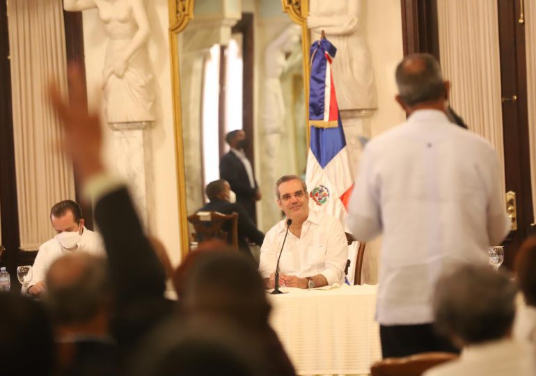 Juntas de Vecinos de Santo Domingo Este se reúnen con presidente Abinader