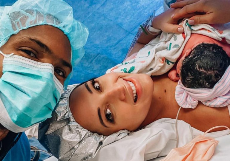 Amelia Vega comparte el primer mes de su hija Nova