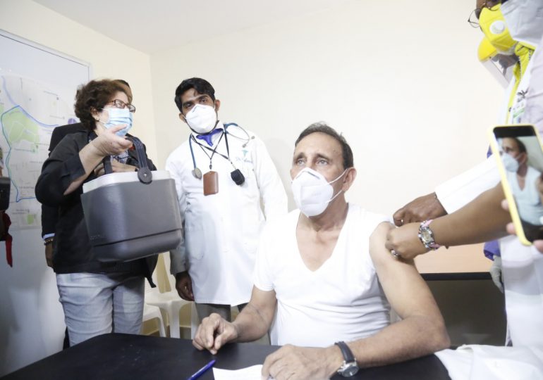 Cruz Jiminián felicita al presidente Abinader por respetar protocolo, tras ser vacunado contra el COVID-19