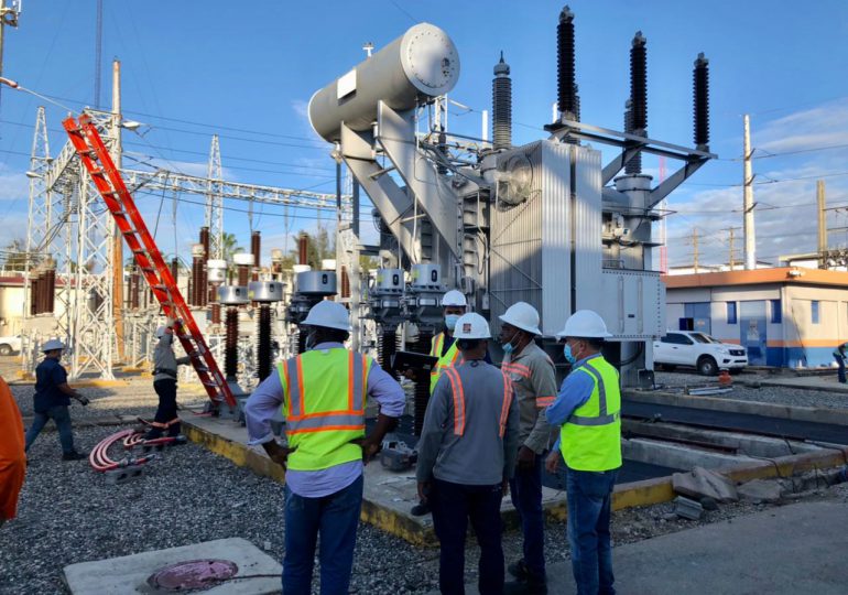 VIDEO  | Brigadas de Edesur trabajan en restaurar servicio eléctrico en algunos sectores de la capital