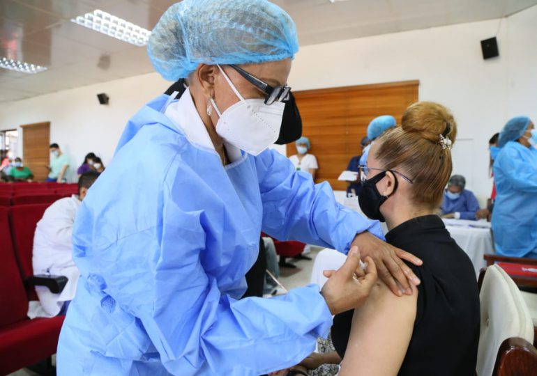 Vacunan contra el Covid-19 a personal del Hospital Gautier