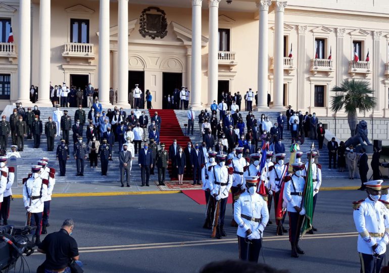 Presidente Luis Abinader realizan homenaje a la Bandera Nacional y Matías Ramón Mella