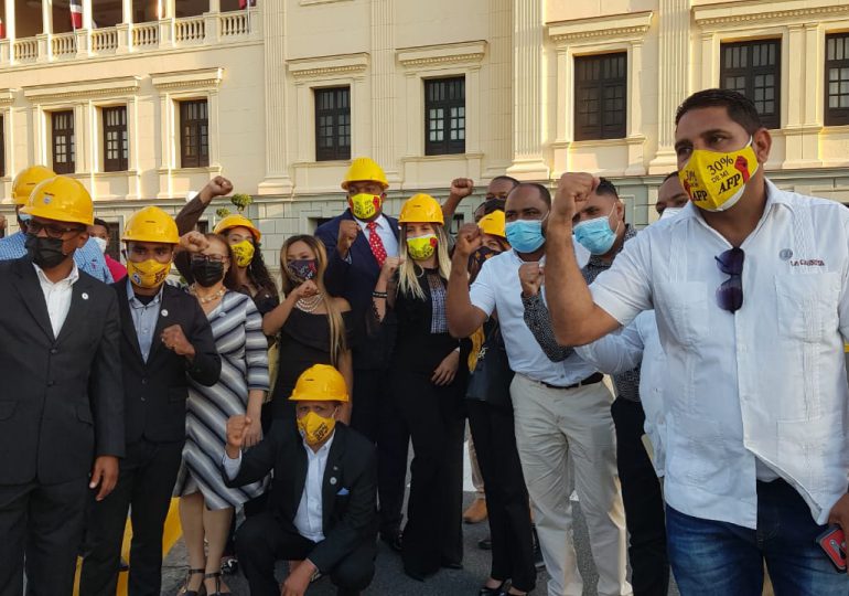 Pedro Botello deja sin efecto llamado a protesta frente al Congreso, tras acuerdo con el Gobierno