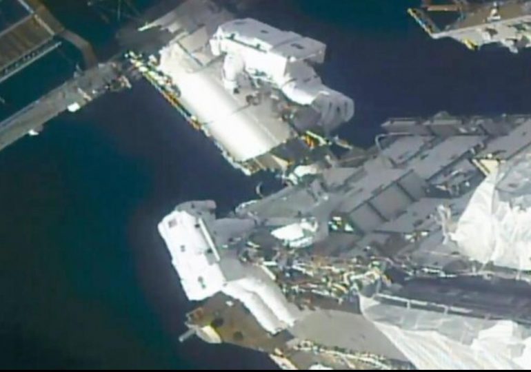 Astronautas preparan la Estación Espacial Internacional para nuevas placas solares