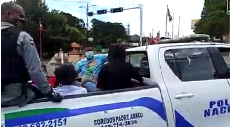 VIDEO | Violadores del toque de queda hieren a policías y camarógrafo en La Romana