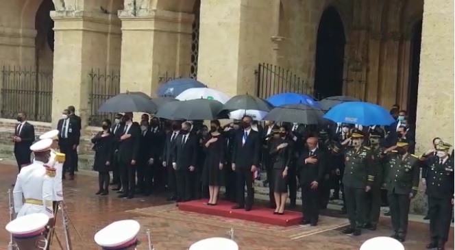 VIDEO | Ciudadanos reciben al presidente Abinader a su llegada a la Catedral Primada de América