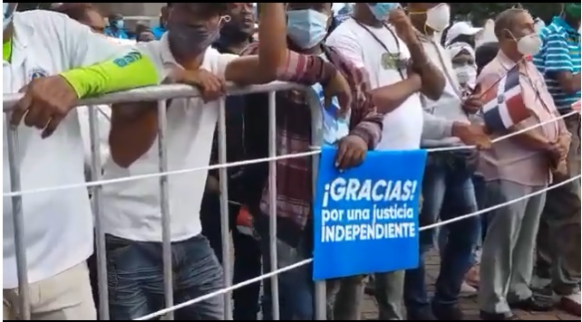 VIDEO | "Gracias por una justicia independiente", dice una de las pancartas de seguidores de Abinader