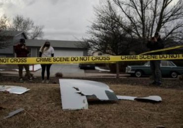 Caen fragmentos desde un avión averiado sobre casas en Denver, EEUU