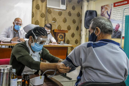 Cuba promete vacunar contra covid-19 a todos los turistas que visiten la isla