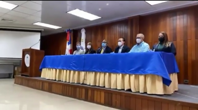 VIDEO | Salud Pública defiende proceso de licitación de jeringas, justifica cancelación del proceso