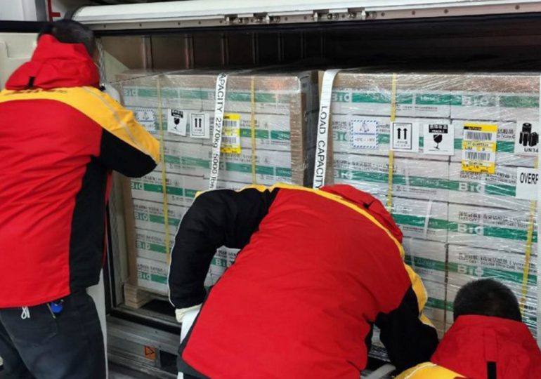 Perú recibe un primer lote de 300.000 vacunas chinas contra el covid