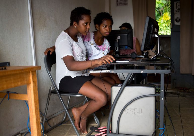UNICEF alerta sobre el incremento en el tiempo que pasan niños y jóvenes en la internet