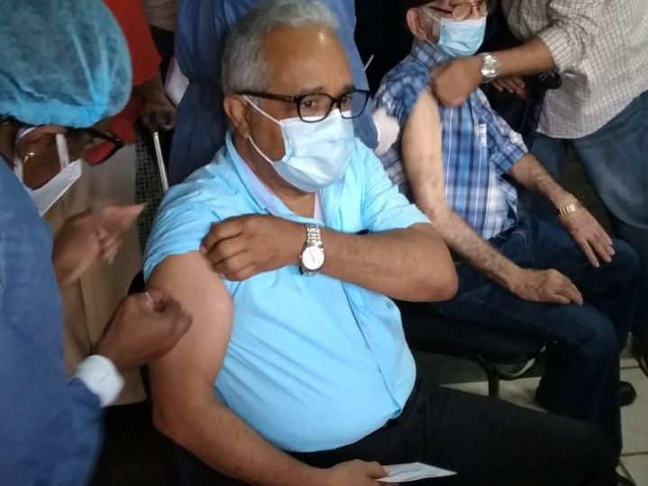 Exministro de Salud Sánchez Cárdenas se vacuna contra COVID-19